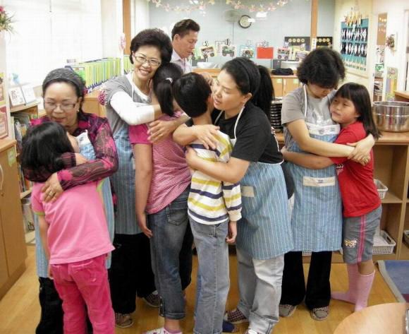 어버이날을 하루 앞둔 7일 서울 강서구의 한 초등학교 소년소녀가장들이 아침 식사를 차려준 나눔누리회 소속 이금화·구선옥·이상옥·임명심(왼쪽부터)씨의 품에 안겨 감사의 마음을 전하고 있다.