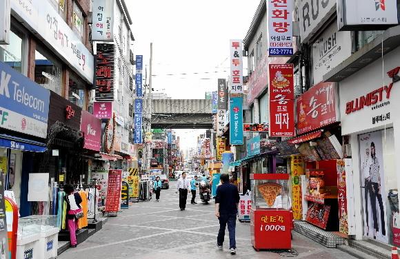 각종 형태와 크기의 간판이 난립한 광진구 건국대 앞 노유거리(로데오 패션거리).2002년 월드컵대회를 계기로 체계적인 간판정비 시스템을 통해 ‘명물거리’란 명성을 얻었으나, 최근 사후관리 부실로 예전의 어지러운 거리 모습으로 돌아가고 있다. 류재림기자 jawoolim@seoul.co.kr