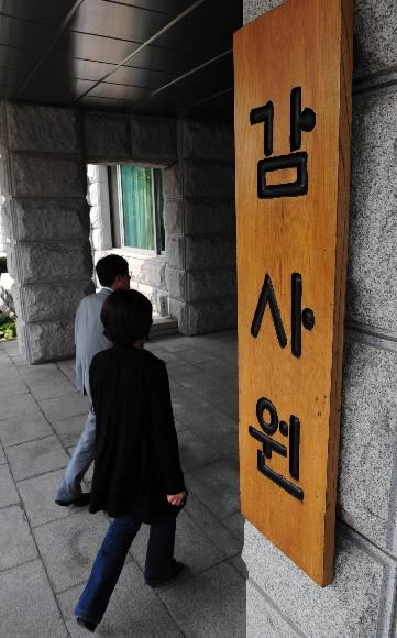 전윤철 감사원장의 갑작스러운 사임으로 어수선한 분위기 속에서 감사원 직원들이 16일 청사로 들어서고 있다. 도준석기자 pado@seoul.co.kr