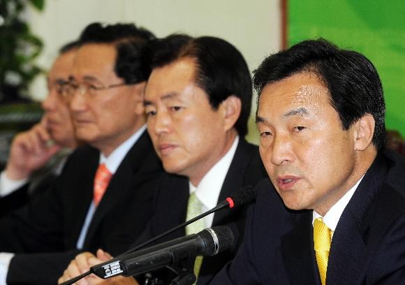 통합민주당 손학규(오른쪽) 대표가 16일 오전 국회에서 열린 최고위원회의에서 쇠고기 협상 논란과 한·미 FTA 비준동의안 처리 문제 등에 대해 발언하고 있다. 김명국기자 daunso@seoul.co.kr