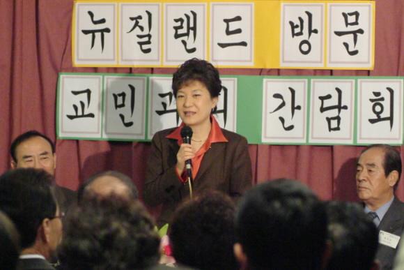 호주에 이어 뉴질랜드를 방문 중인 한나라당 박근혜(가운데) 전 대표가 지난 17일 뉴질랜드 오클랜드 한인회관에서 현지 교민들과 간담회를 갖고 현안에 대한 입장을 밝히고 있다. 교민회 제공