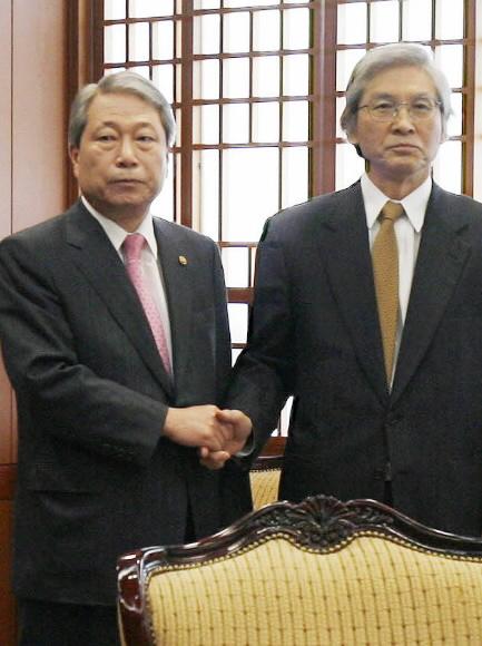 유명환(왼쪽) 외교통상부 장관이 19일 시게이에 도시노리(오른쪽) 주한 일본대사를 외교부 청사로 불러 독도가 일본 영토라고 중학교 교과서에 기술할 방침이라는 일본 언론 보도의 진위를 확인하기에 앞서 악수하고 있다. 정연호기자 tpgod@seoul.co.kr