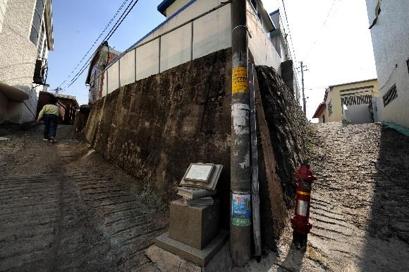 소설 ‘김약국의 딸들’의 배경이 된 서문고개와 작품비.