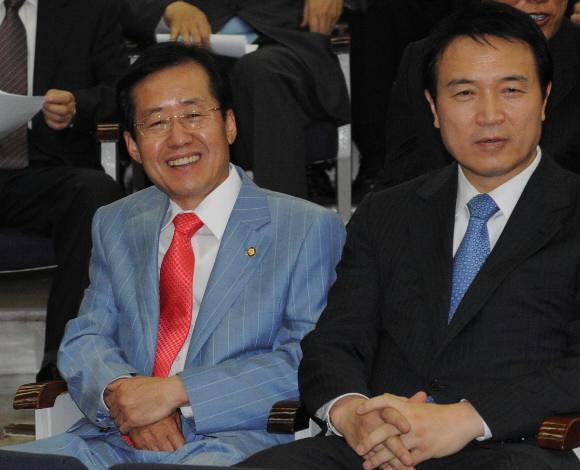 22일 국회에서 열린 한나라당 의원총회에서 새 원내 지도부로 선출된 홍준표(왼쪽)원내대표와 임태희 정책위의장이 웃고 있다. 이언탁기자 utl@seoul.co.kr