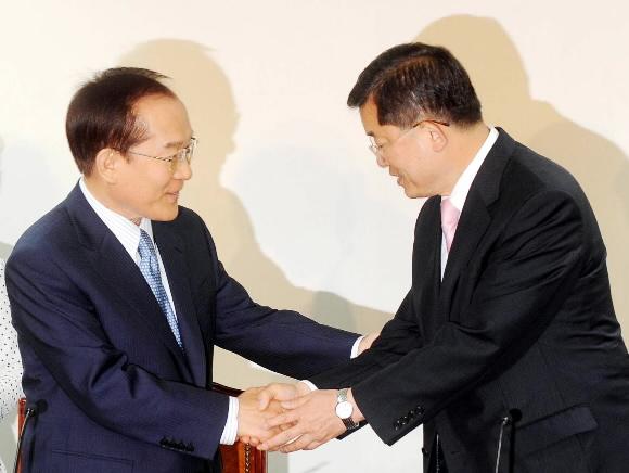 이회창(왼쪽) 자유선진당 총재와 문국현(오른쪽) 창조한국당 대표가 23일 국회 의원회관에서 공동 원내교섭단체 구성에 합의한 뒤 악수를 나누고 있다. 김명국기자 daunso@seoul.co.kr