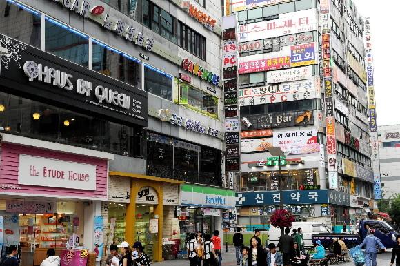 무질서하게 설치된 간판들을 정비해 한결 깨끗해진 경기 군포시 중심상업구역 주변 거리. 네온사인 등 혼란스런 간판들이 산뜻한 디자인의 입체형 간판 등으로 바뀌었다. 군포 이호정기자 hojeong@seoul.co.kr