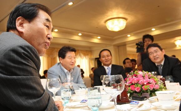 미국으로 떠나는 한나라당 이재오 의원이 출국을 하루 앞둔 25일 오후 서울 프레지던트 호텔에서 열린 송별연에서 동료 의원들과 대화를 나누고 있다. 연합뉴스