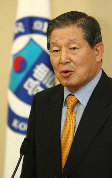 이연택 신임 대한체육회장이 26일 올림픽파크텔에서 당선 기자회견을 하고 있다. 노민규기자 nomk73@sportsseoul.com