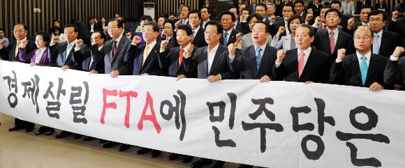 한나라당 의원들이 28일 오후 국회에서 총회를 가진 뒤 야당측에 한·미 자유무역협정(FTA) 비준동의안 처리를 촉구하고 있다. 이언탁기자 utl@seoul.co.kr