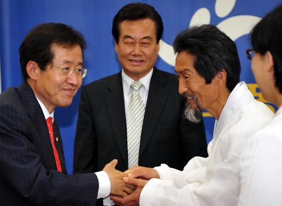 “축하합니다”  한나라당 홍준표(왼쪽) 신임 원내대표가 28일 민주노동당 지도부를 예방한 자리에서 강기갑 차기 원내대표와  악수하고 있다. 가운데는 천영세 민노당 대표. 이언탁기자 utl@seoul.co.kr