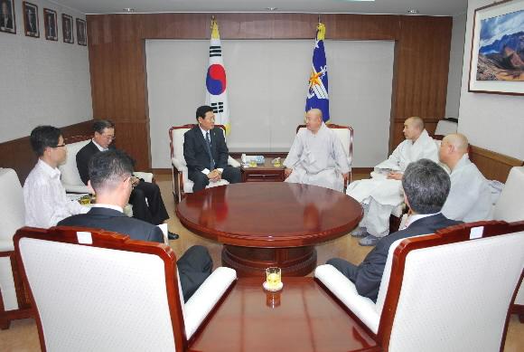 ‘10·27법난 특별법’ 시행령에 반발해 국방부를 항의방문한 스님들이 시행령에 피해 당사자인 불교계의 입장을 반영할 것을 주문하고 있다.