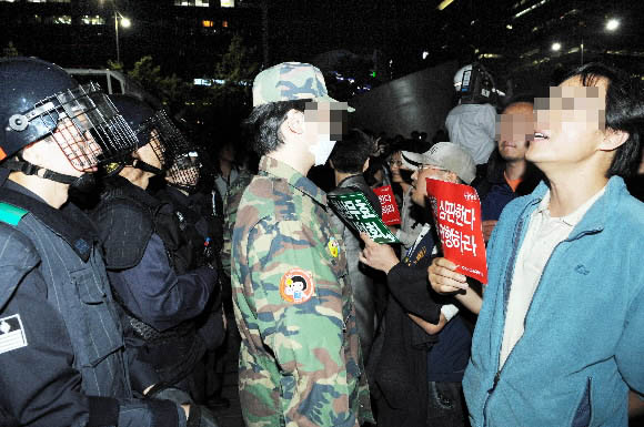 충돌방지 나선 예비역들 28일 청계광장에서 열린 촛불문화제에 자발적으로 참석한 예비역들이 경찰과의 충돌을 막기위해 시민들을 설득하고 있다. 김명국기자 daunso@seoul.co.kr