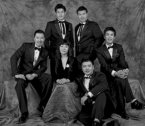 이들 여섯 천사를  후원하는 또 다른 다른 수호천사가 있다.  IT기업 유엔젤(주)의 최충열 대표가 그 주인공, 박지향 단장(가운데)의 남편이기도 한 그는 직접 쓴 편지를 건네며 아들을 격려하는 자상한 아버지이기도 하다. 사진제공_유엔젤 