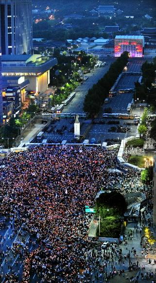 숨죽인 청와대 미국산 쇠고기 수입 반대를 외치는 시민들이 1일 밤 청와대 방향으로 행진하다 광화문 앞에서 경찰에 막혀 있다. 이날 2만여명(경찰추산)의 시위대는 서울광장에 모여 촛불집회를 가진 뒤 광화문, 서대문 일대에서 거리행진을 벌였다. 도준석기자 pado@seoul.co.kr