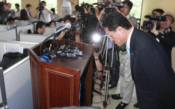 정운천 농림수산식품부 장관이 3일 오전 과천 정부종합청사에서 미 쇠고기 수입위생조건 관련해 미국 측에 30개월령 이상 쇠고기 수출 중단 요청을 할 것이라고 밝힌 뒤 인사를 하며 기자실을 떠나고 있다.  연합뉴스