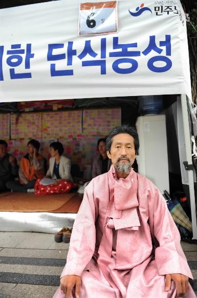 6일째 단식 농성 중인 민주노동당 강기갑 의원이 3일 서울 청계천 광장 천막 농성장에서 서울신문과 인터뷰를 갖고 미국산 쇠고기 재협상을 거듭 촉구하고 있다. 이언탁기자 utl@seoul.co.kr