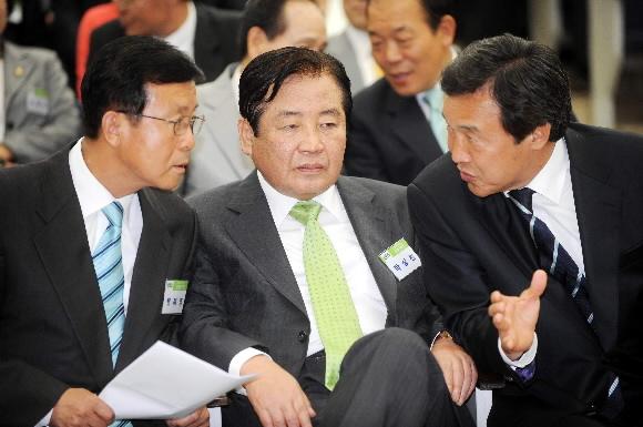 심각한 민주당  오늘 오후 국회에서 열린 통합민주당 의원총회 도중 손학규(오른쪽)·박상천(가운데) 공동대표와 원혜영(왼쪽) 원내대표가 구수회의를 갖고 있다. 김명국기자 daunso@seoul.co.kr