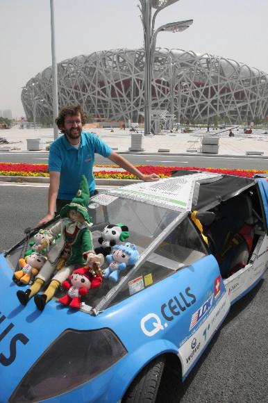스위스의 환경운동가 루이 팔머가 자신의 태양광 자동차 ‘솔라 택시’와 포즈를 취하고 있다. 주한스위스대사관 제공