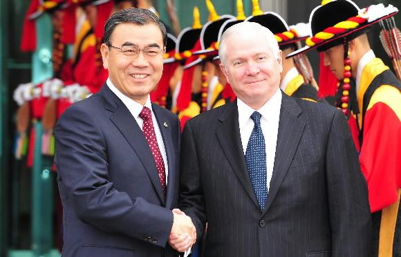 3일 국방부에서 열린 한·미 국방장관 회담에 앞서 이상희(왼쪽)·로버트 게이츠 장관이 악수를 하고 있다. 안주영기자 jya@seoul.co.kr