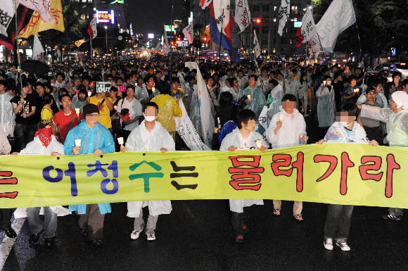 경찰청으로 행진 시민 1만여명(경찰 추산)이 3일 서울광장에서 정부를 규탄하는 촛불집회를 마친 뒤 서대문구 미근동 경찰청 앞으로 행진해 시민들을 ‘폭력 시위대’로 매도한 어청수 경찰청장에 대해 “퇴진하라.”고 목소리를 높이고 있다. 정연호기자 tpgod@seoul.co.kr