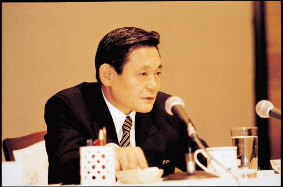 당시 51세였던 이건희 회장이 1993년 독일 프랑크푸르트에서 신경영 선언을 하고 있다. 삼성그룹 제공