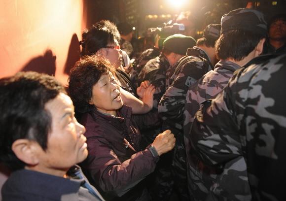 유가족 분노 북파공작원(HID) 대한민국 특수임무수행자 유족들이 5일 전사자들의 위패가 서울광장 땅바닥에 놓여있는 것에 대해 HID 대한민국 특수임무수행자회 측에 항의하다 군복을 입은 수행자회원들에게 가로막혀 있다. 김명국기자 daunso@seoul.co.kr