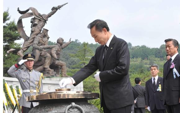 이명박 대통령이 6일 서울 동작동 국립현충원에서 거행된 제53주년 현충일 추념식에서 분향을 하고 있다. 청와대사진기자단