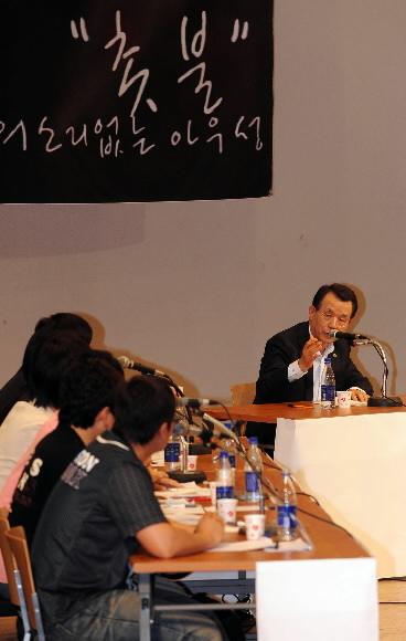 6일 연세대학교에서 열린 국무총리와 대학생들의 시국토론회에서 한승수 총리가 모두 발언을 하고 있다. 토론회에는 연세대, 고려대, 단국대, 성균관대, 숙명여대 등 전국의 30여개 대학 총학생회 간부들이 참석해 미국산 쇠고기 수입 문제, 촛불집회 등 현안에 대해 열띤 공방을 벌였다. 정연호기자 tpgod@seoul.co.kr