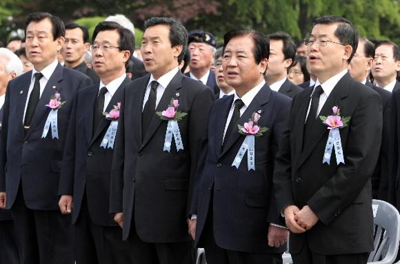 여야 지도부가 6일 국립현충원에서 열린 제53주년 현충일 추념식에서 국민의례를 하고 있다. 왼쪽부터 박세직 재향군인회장, 강재섭 한나라당 대표, 손학규·박상천 통합민주당 공동대표, 문국현 창조한국당 대표. 청와대 사진기자단