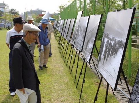 9일 경기2청 잔디광장에서 열린 흥남철수 사진전시회에서 노인들이 빛바랜 흑백사진을 보고 있다. 경기2청 제공