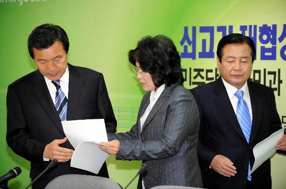 9일 통합민주당 여의도 당사에서 열린 최고위원회의에 앞서 손학규(왼쪽) 대표와 유승희(가운데) 전 의원이 대화를 하고 있다. 김명국기자 daunso@seoul.co.kr