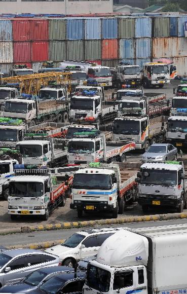 멈춰선 화물차 화물연대가 총파업 찬반투표를 실시한 9일 대형 화물차들이 서울 양천구 서부화물터미널을 가득 메우고 있다. 정연호기자 tpgod@seoul.co.kr