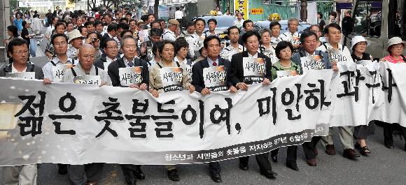1987년 6월 항쟁 당시 민주헌법쟁취국민운동본부(국본)를 이끌었던 인사들이 10일 서울 명동성당에서 기자회견을 한 뒤 구호를 외치며 광화문으로 행진하고 있다. 정연호기자 tpgod@seoul.co.kr