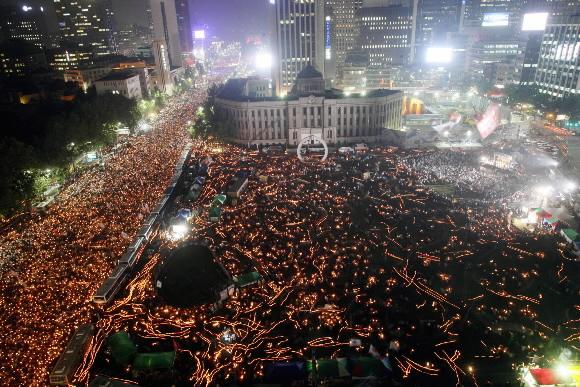 10일 사상 최대의 촛불시위가 열린 가운데 서울 프라자 호텔 14층 객실에서 본 서울광장과 태평로는 촛불의 물결로 넘실거렸다. 사진공동취재단