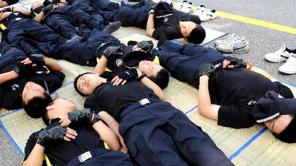 연일 계속된 집회를 막느라 지친 전경들이 집회가 열리지 않는 사이 광화문 도로에 누워 잠시 잠을 자고 있다. 류재림기자 jawoolim@seoul.co.kr  