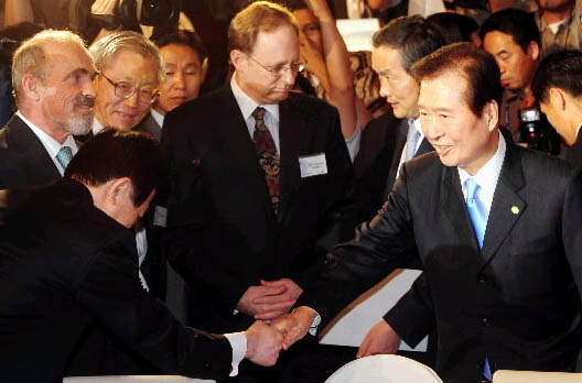 6·15 남북공동선언 8주년 기념식에서 김대중 전 대통령이 고개를 숙이며 인사하는 김하중 통일부 장관과 반갑게 악수하고 있다. 김 전 대통령과 김 장관 뒤쪽은 알렉산더 버시바우 주한 미국 대사. 김명국기자 daunso@seoul.co.kr