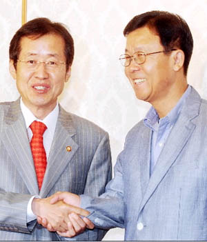 악수는 했지만…