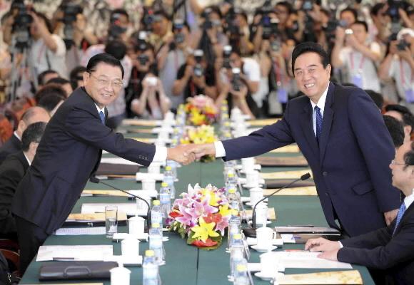 12일 베이징에서 열린 중국·타이완 양안 회담에서 천윈린(오른쪽) 중국 해협양안관계협회 회장과 장빙쿤 타이완 해협교류기금회 회장이 악수하고 있다. 베이징 AP 특약