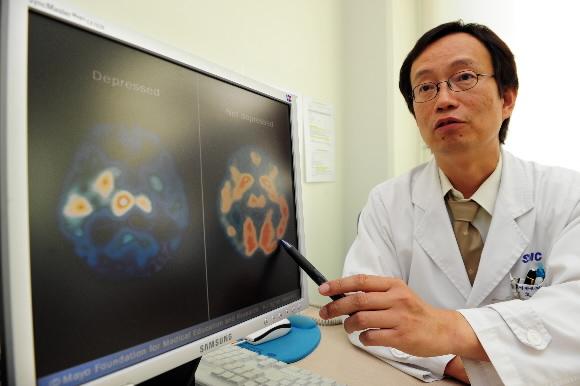 우울증은 모든 사람이 일생에 한번 이상 경험하는 대표적인 정신과 질환이다. 강북삼성병원 정신과 오강섭 교수가 우울증 환자의 뇌기능 변화를 설명하고 있다. 도준석기자 pado@seoul.co.kr