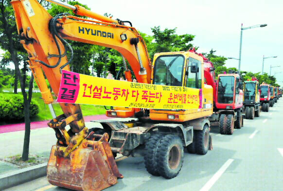 화물연대에 이어 건설기계노조가 파업에 들어간 16일 인천 영종도신도시 앞 도로에 굴삭기가 줄지어 멈춰서 있다. 인천 도준석기자 pado@seoul.co.kr