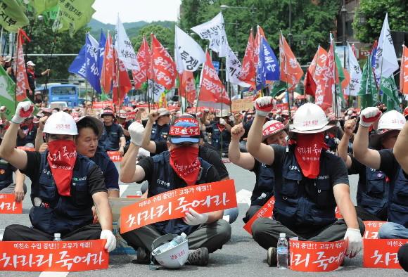 전국건설노동조합 조합원들이 총파업에 들어간 16일 서울 대학로에 모여 표준임대차계약 등을 요구하며 파업 결의대회를 가졌다. 이언탁기자 utl@seoul.co.kr