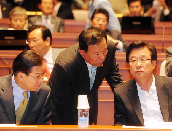 16일 국회에서 열린 한나라당 의원총회에서 강재섭(오른쪽) 대표가 정진섭(가운데) 비서실장의 보고를 받고 있다. 왼쪽은 권영세 사무총장. 김명국기자 daunso@seoul.co.kr