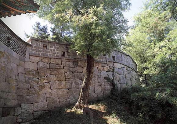 적의 침입을 피해 강화도로 피신하는 문제를 놓고 조선 조정의 신료들은 날카롭게 대립했다. 사진은 강화성의 성벽. 문화재청 홈페이지