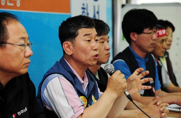 민주노총 이석행(왼쪽 두번째) 위원장이 17일 서울 영등포구 사무실에서 기자회견을 갖고 7월2일 하루 동안 총파업을 실시하는 등 7월 한달을 총력투쟁의 달로 선포하고 있다. 도준석기자 pado@seoul.co.kr