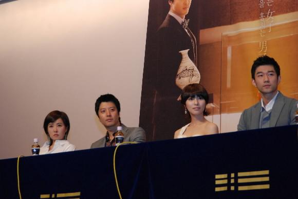 17일 국립중앙박물관 대강당에서 열린 TV드라마 ‘밤이면 밤마다’의 제작발표회에 참석한 배우 김선아, 이동건, 김정화, 이주현(왼쪽부터). 뒤쪽으로 분청사기 철화물고기무늬병을 들고 있는 이동건의 모습이 담긴 포스터가 보인다. 국립중앙박물관 제공