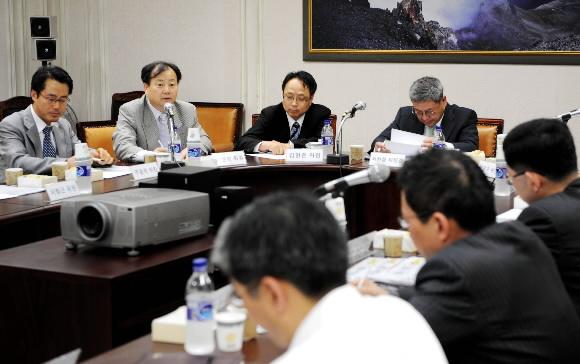 18일 서울 태평로1가 서울신문 본사 대회의실에서 열린 서울신문 독자권익위원회에서 참석 위원들이 촛불집회를 비롯한 이슈들에 대한 서울신문의 역할을 주문하고 있다. 이호정기자 hojeong@seoul.co.kr