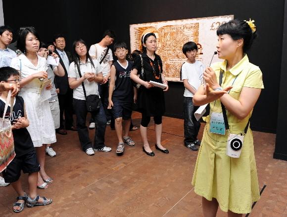 지난 14일 서울시립미술관에서 미술품 전문해설사의 작품설명을 듣고 있는 관람객들. 최해국기자 seaworld@seoul.co.kr