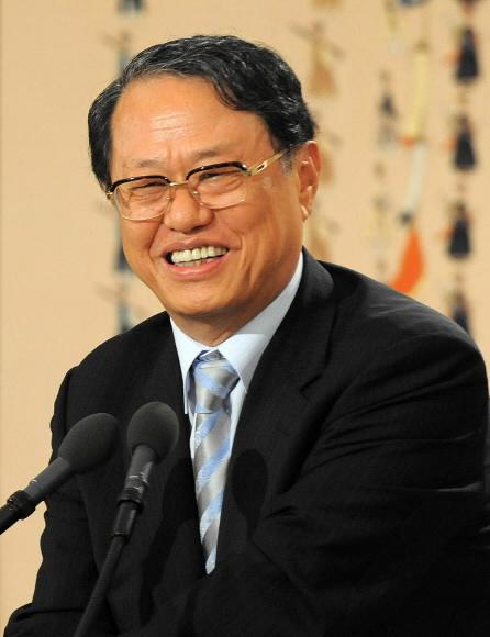정정길 신임 대통령실장이 20일 청와대에서 기자들의 질문에 답하고 있다. 청와대사진기자단