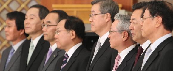 20일 오후 청와대에서 열린 대통령실장 및 수석비서관 인선 발표 기자회견에서 신임 수석들이 이명박 대통령을 기다리고 있다. 청와대사진기자단