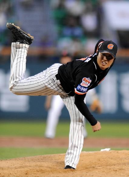 롯데 조정훈이 22일 잠실에서 열린 프로야구 LG전에 선발 등판,데뷔 첫 완봉승을 거두기 위해 역투하고 있다. 성복현기자 hsung@sportsseoul.com